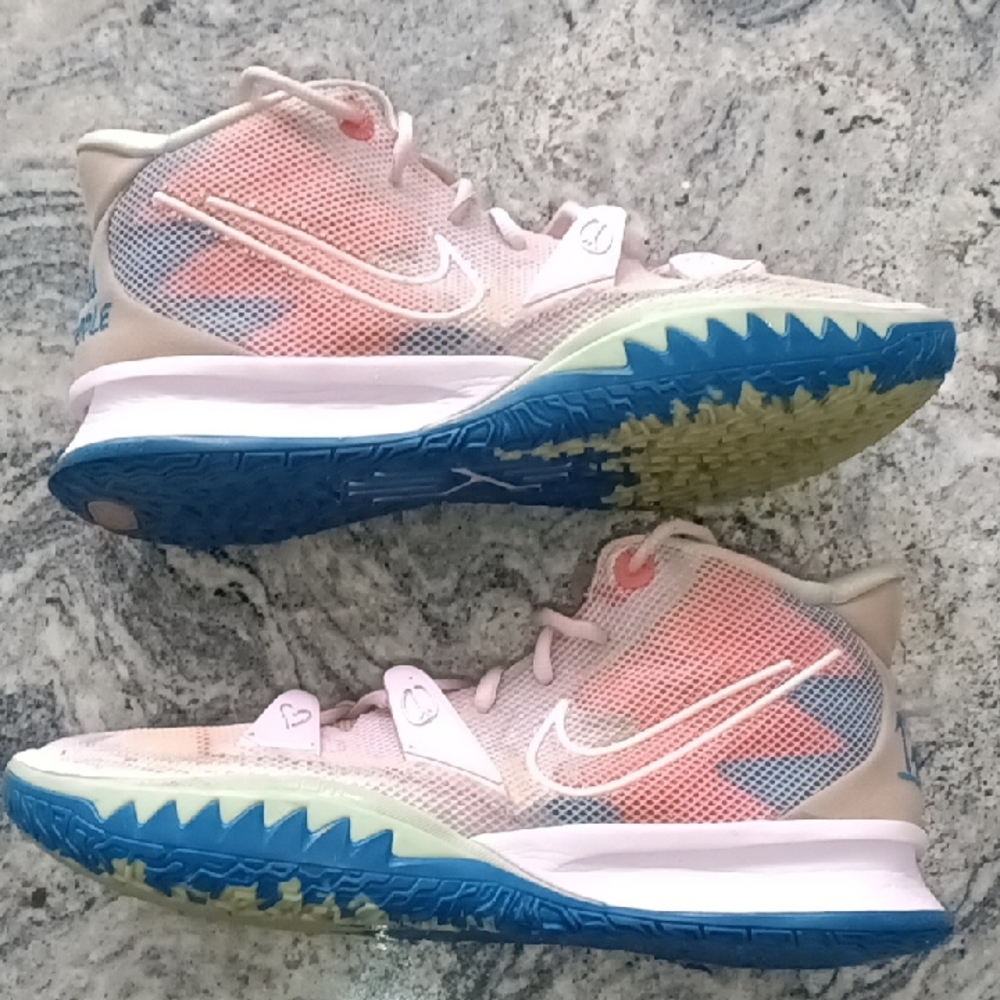 Men's  Size 9.5 Nike Kyrie 7, 1 World 1 People